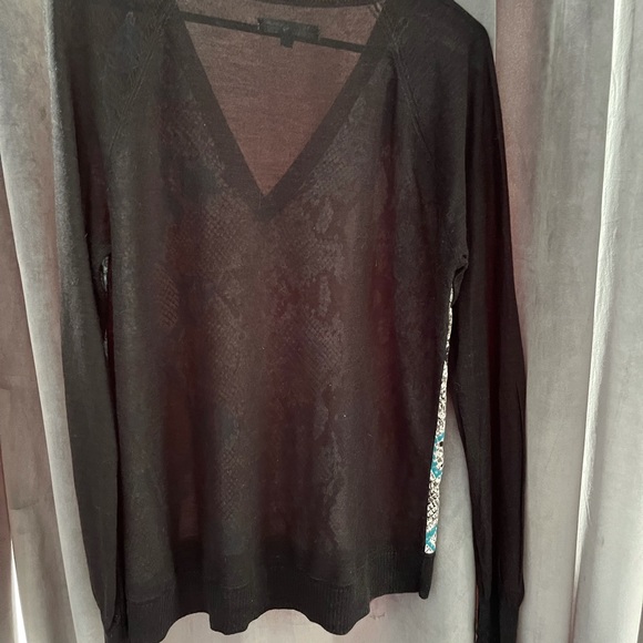 V neck sweater with animal print silky front. - Picture 4 of 5
